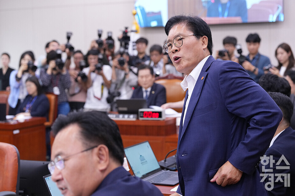 9일 서울 여의도 국회에서 법제사법위원회 전체회의가 열리고 있다. 송석준 국민의힘 의원이 정청래 위원장의 진행방식에 항의하고 있다. /최대성 기자 dpdaesung@sporbiz.co.kr 2024.07.09.