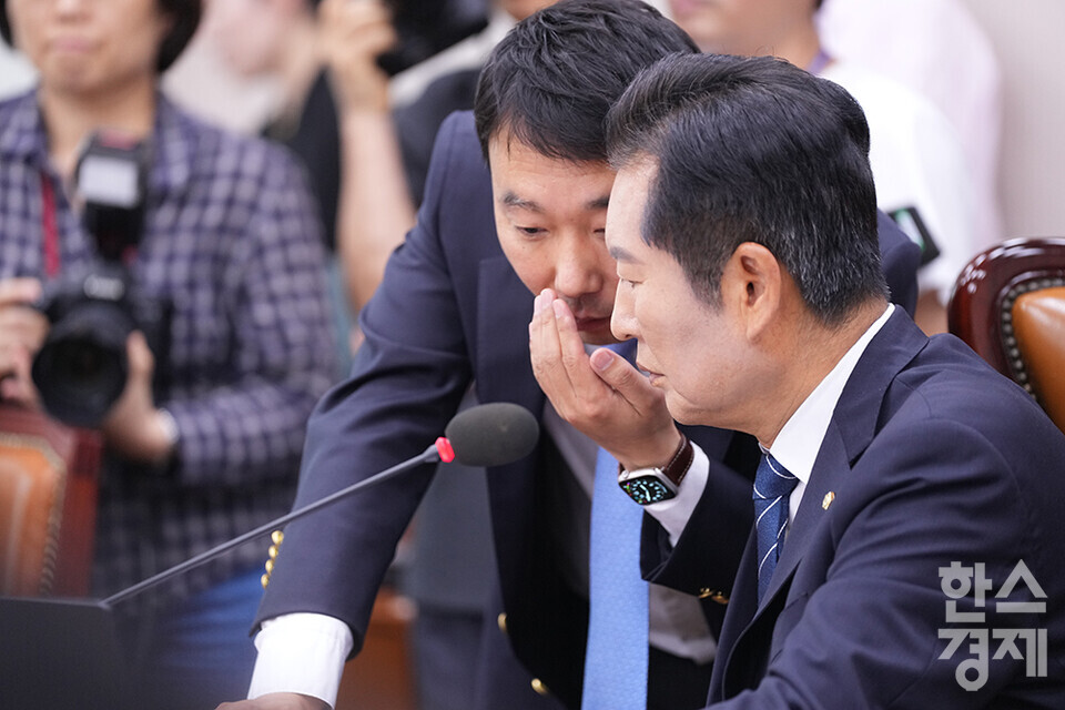 9일 서울 여의도 국회에서 법제사법위원회 전체회의가 열리고 있다. 김용민 더불어민주당 의원이 정청래 법사위원장과 이야기를 하고 있다. /최대성 기자 dpdaesung@sporbiz.co.kr 2024.07.09.