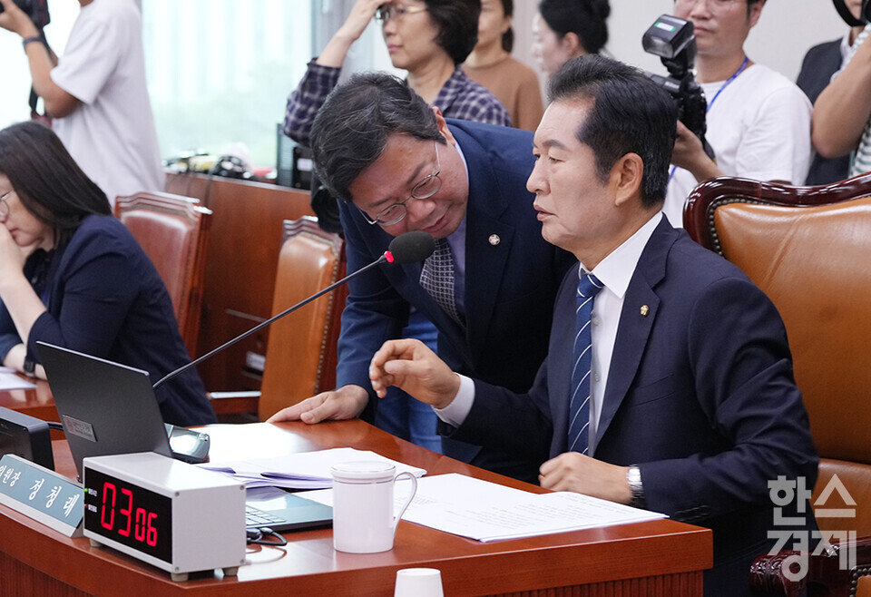 9일 서울 여의도 국회에서 법제사법위원회 전체회의가 열리고 있다. 김승원 더불어민주당 간사가 정청래 법사위원장과 이야기를 하고 있다. /최대성 기자 dpdaesung@sporbiz.co.kr 2024.07.09.