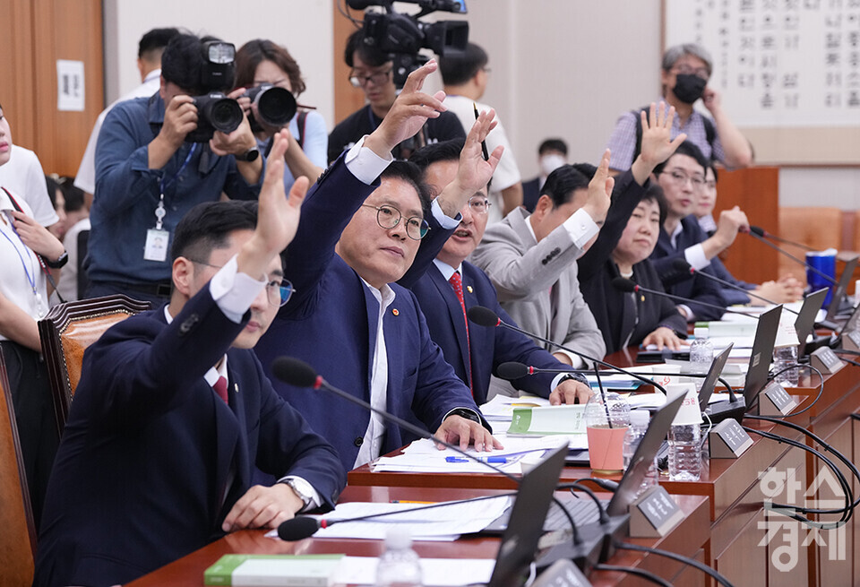 9일 서울 여의도 국회에서 법제사법위원회 전체회의가 열리고 있다. 국민의힘 의원들이 정청래 법사위원장을 향해 일제히 손을 들어보이며 의사진행 발언 기회를 요청하고 있다. /최대성 기자 dpdaesung@sporbiz.co.kr 2024.07.09.