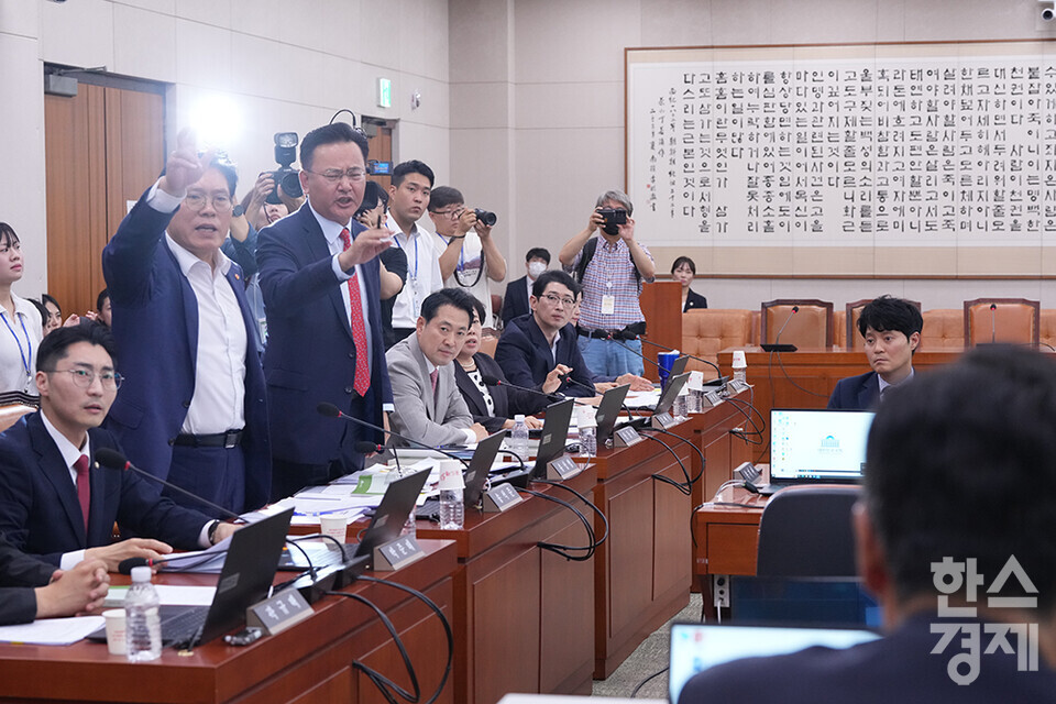 9일 서울 여의도 국회에서 법제사법위원회 전체회의가 열리고 있다. 국민의힘 의원들이 정청래 법사위원장에게 의사진행 발언을 요구하며 강하게 항의하고 있다. /최대성 기자 dpdaesung@sporbiz.co.kr 2024.07.09.