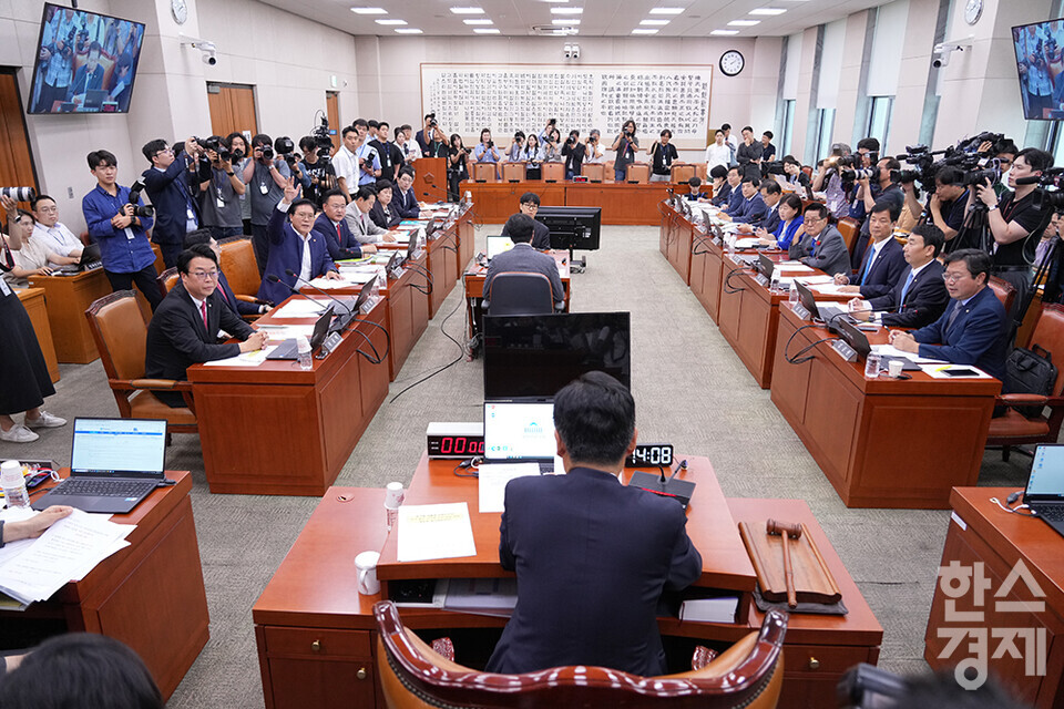 9일 서울 여의도 국회에서 법제사법위원회 전체회의가 열리고 있다. 국민의힘 의원들이 정청래 법사위원장에게 의사진행 발언을 요구하며 강하게 항의하고 있다. /최대성 기자 dpdaesung@sporbiz.co.kr 2024.07.09.