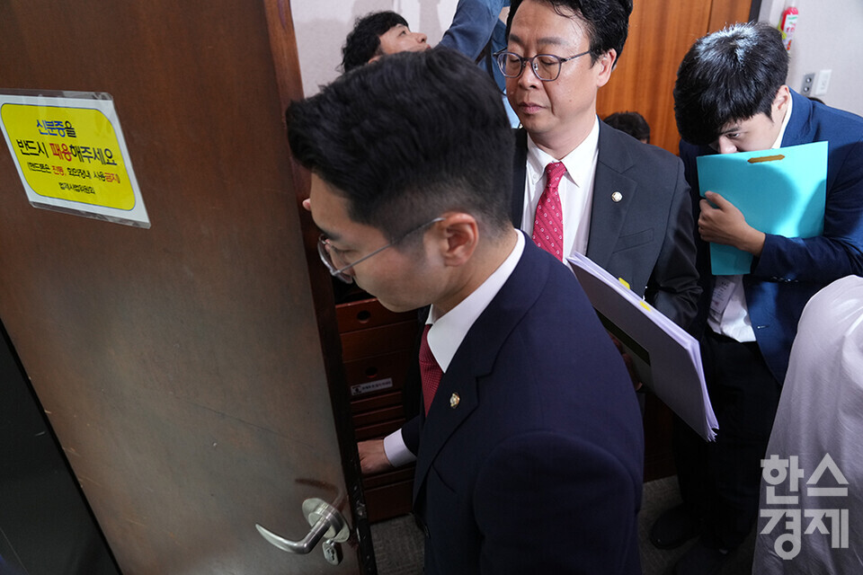 9일 서울 여의도 국회에서 법제사법위원회 전체회의가 열리고 있다. 국민의힘 의원들이 정청래 법사위원장의 회의진행 방식에 항의하며 퇴장하고 있다. /최대성 기자 dpdaesung@sporbiz.co.kr 2024.07.09.