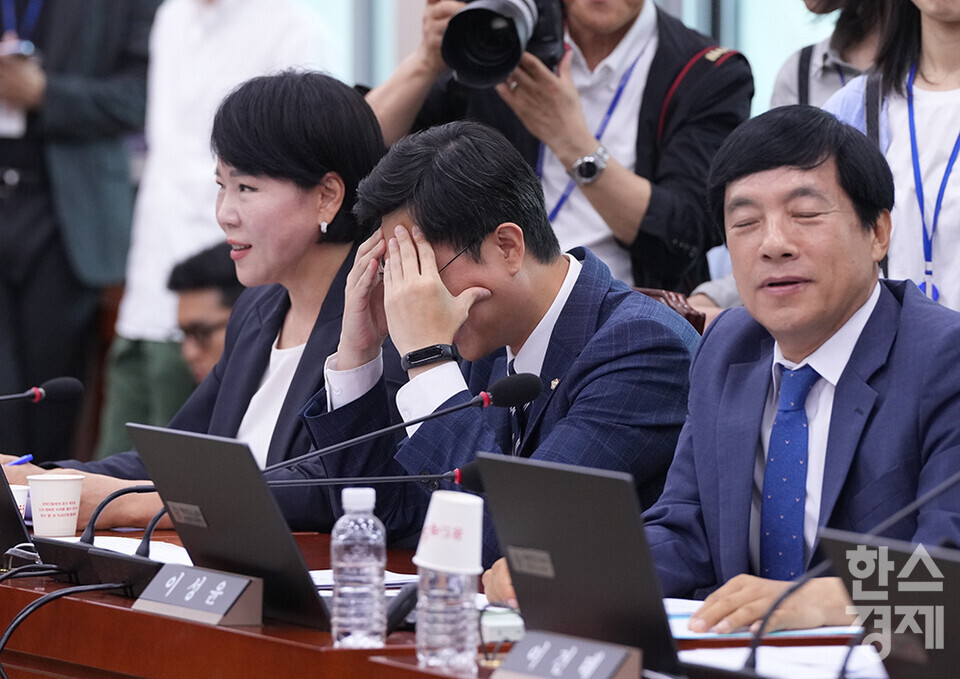9일 서울 여의도 국회에서 법제사법위원회 전체회의가 열리고 있다. 야당 의원들이 윤석열 대통령 탄핵소추안과 관련된 국민의힘 의원들의 발언에 실소를 하고 있다. /최대성 기자 dpdaesung@sporbiz.co.kr 2024.07.09.