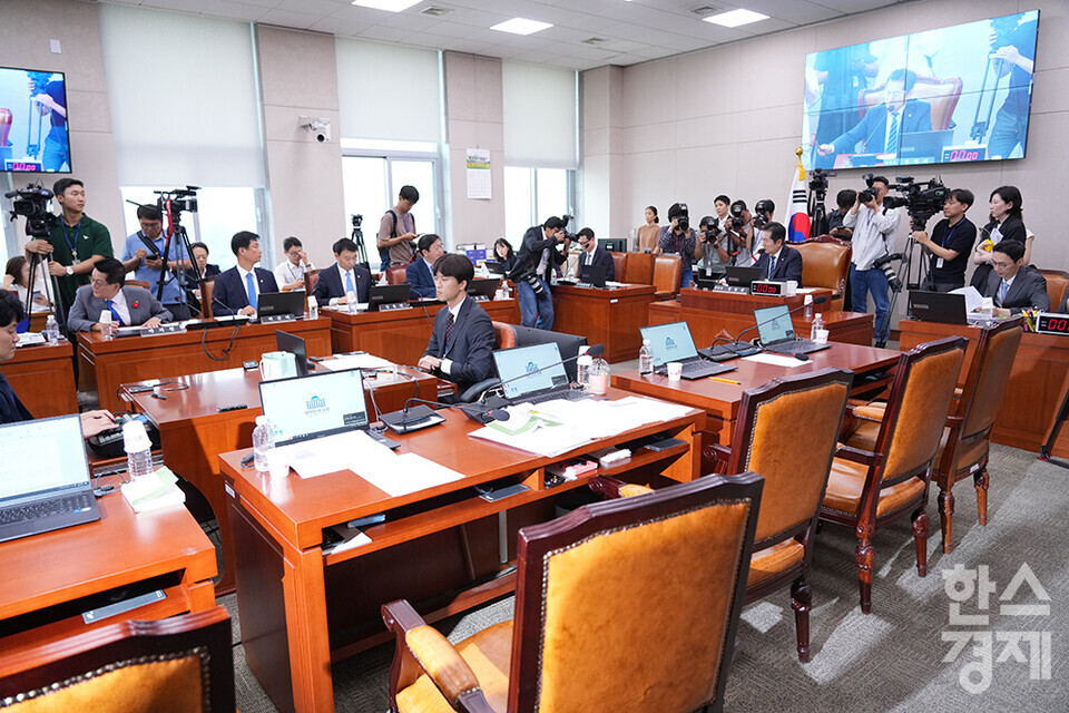 9일 서울 여의도 국회에서 법제사법위원회 전체회의가 열리고 있다. 이날 국민의힘 의원들이 정청래 법사위원장의 회의진행방식에 항의하며 퇴장한 가운데, 윤석열 대통령 탄핵소추안 즉각 발의 요청에 관한 청원 관련 청문회 실시계획서 채택의 건 관련 안건이 처리되고 있다. /최대성 기자 dpdaesung@sporbiz.co.kr 2024.07.09.