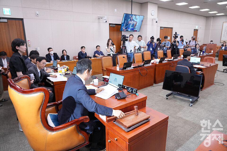 9일 서울 여의도 국회에서 법제사법위원회 전체회의가 열리고 있다. 이날 국민의힘 의원들이 정청래 법사위원장의 회의진행방식에 항의하며 퇴장한 가운데, 윤석열 대통령 탄핵소추안 즉각 발의 요청에 관한 청원 관련 청문회 실시계획서 채택의 건 관련 안건이 처리되고 있다. /최대성 기자 dpdaesung@sporbiz.co.kr 2024.07.09.