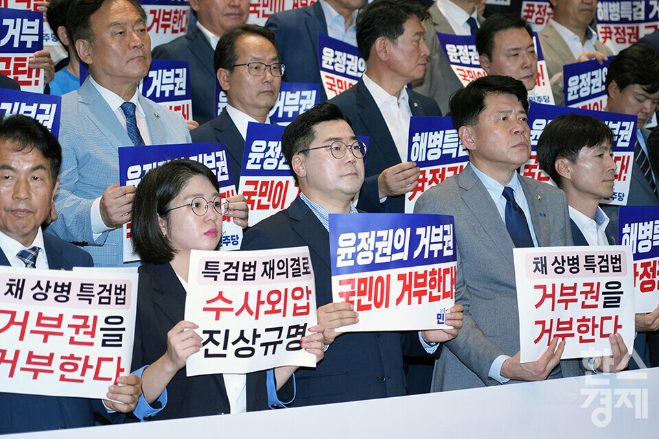 범야권 6당이 9일 서울 여의도 국회 로텐더홀에서 '윤석열 대통령 채해병특검법 재의요구 긴급규탄대회'를 진행하고 있다. /최대성 기자 dpdaesung@sporbiz.co.kr 2024.07.09.