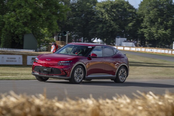 2023년 7월 영국 최대 자동차 축제 '굿우드 페스티벌 오브 스피드'에서 주행 중인 제네시스 GV60의 모습. /현대차그룹 제공
