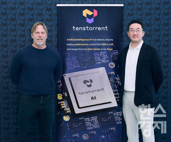 구광모 (주)LG 대표(오른쪽)가 미국 실리콘밸리에서 AI 반도체 설계 업체 '텐스토렌트'의 CEO '짐 켈러'와 기념사진을 촬영하고 있다. / LG