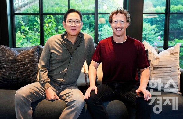 지난 6월 11일(현지시간) 이재용 삼성전자 회장이 미국 서부 팔로 알토에 위치한 마크 저커버그 메타 CEO 자택에서 기념촬영을 하고 있다. / 삼성전자