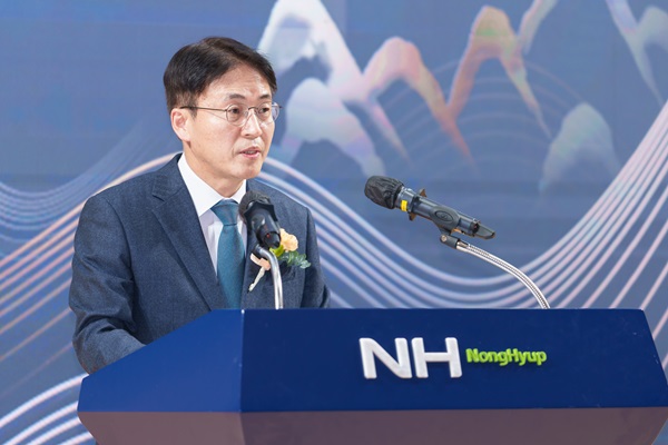 올해말 임기 만료를 앞두고 있는 이석용 NH농협은행장의 연임 여부가 주목받고 있다. /NH농협은행 제공