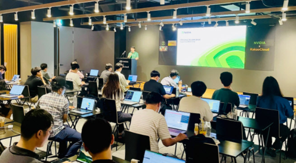 엔비디아 솔루션 아키텍트 홍광수 차장이 카카오클라우드 환경에서 부트캠프 실습을 진행하고 있다. /카카오엔터프라이즈 제공