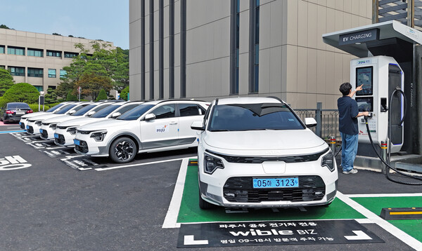 오는 15일부터 파주시에서 신규 운영하는 '위블 비즈' 니로EV 차량. /기아 제공