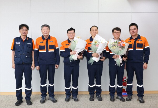 포스코가 2024년 올해의 포스코 명장으로 포항 안전방재그룹 서정훈 과장, 포항 EIC기술부 이원종 파트장, 광양 제선설비부 정원채 파트장을 선정했다. 사진은 왼쪽에서부터 김성호 포스코노동조합 위원장, 이시우 포스코 대표이사 사장, 서정훈 과장, 이원종 파트장, 정원채 파트장, 이본석 포스코 노경협의회 전사 근로자 대표 / 포스코그룹 제공 