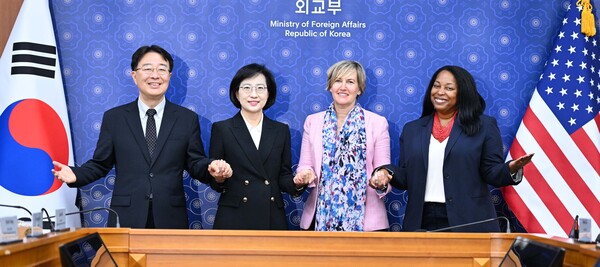 한미 환경협력위원회 및 환경협의회 양국 수석대표들. / 사진=외교부.