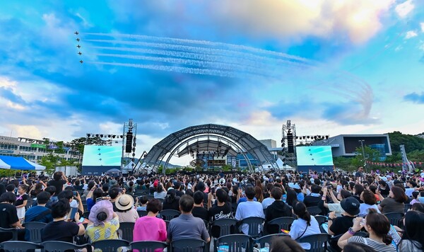 13일에는 청석공원 일원에서 특전사 고공낙하 퍼포먼스로 하늘을 화려하게 수놓으며 행사의 시작을 알렸다./광주시 제공
