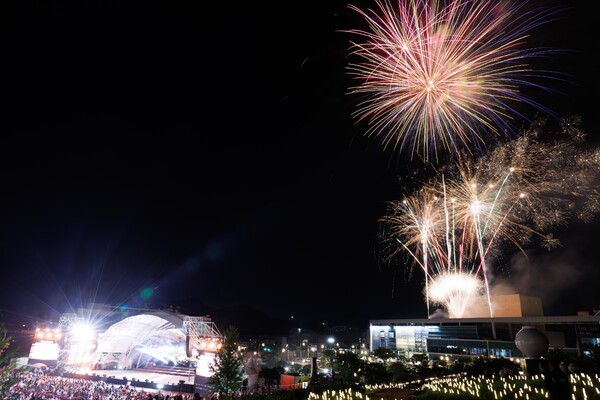 에어쇼 이후 시청 다목적광장에서 열린 K-MUSIC 페스티벌에서는 STACY, 골든차일드, 권은비, 정동하, 이무진, 알리, 진성, 한혜진 등 정상급 가수들이 대거 출연해 열기를 고조시켰으며 끝으로 수천여 발의 불꽃 쇼로 밤 하늘을 빛냈다./광주시 제공