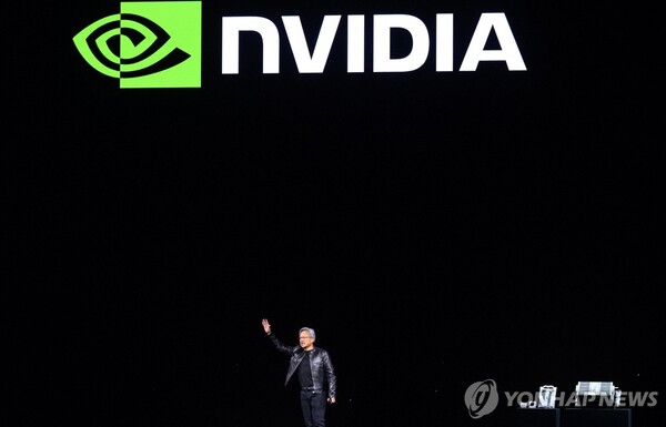 엔비디아의 차세대 인공지능(AI) 칩 블랙웰이 예상을 훨씬 뛰어넘는 수요를 보여주고 있다.. / 연합