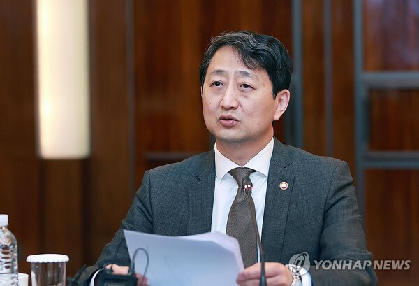 안덕근 산업통상자원부 장관은 16일 “올해 수출은 2022년의 6836억달러를 넘어서 역대 최대 실적을 기록할 것으로 전망된다”고 밝혔다.