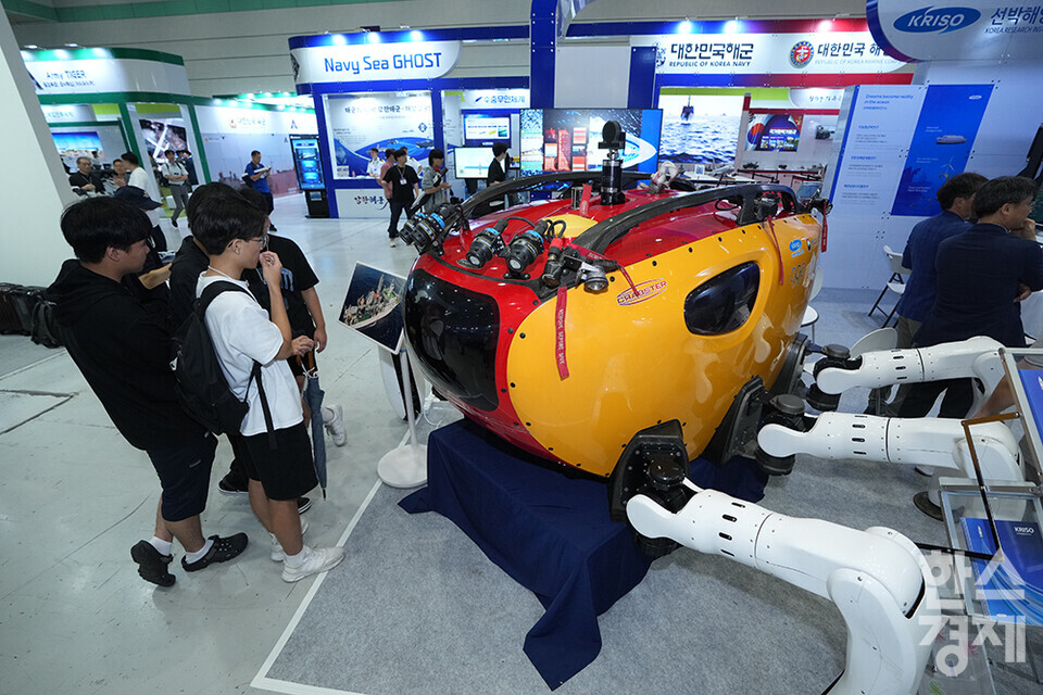 17일 오전 서울 강남구 코엑스에서 2024 무인이동체산업엑스포가 개최되고 있다. 참관객들이 KRISO 선박해양플랜트연구소에서 해양무인이동체 크랩스터200을 살피고 있다. /최대성 기자 dpdaesung@sporbiz.co.kr 2024.07.17.