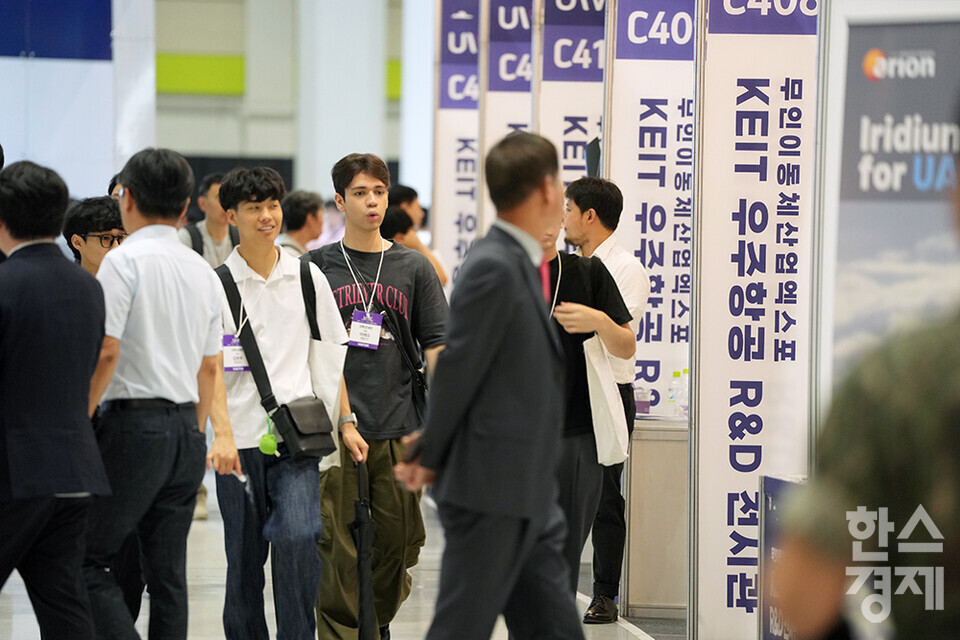 17일 오전 서울 강남구 코엑스에서 2024 무인이동체산업엑스포가 개최되고 있다. 참관객들이 KEIT 우주항공 R&D 전시관 부스를 살피고 있다. /최대성 기자 dpdaesung@sporbiz.co.kr 2024.07.17.