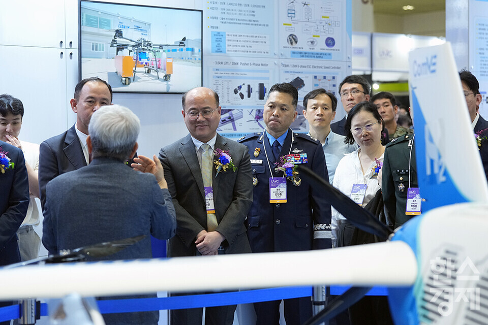 17일 오전 서울 강남구 코엑스에서 2024 무인이동체산업엑스포가 개최되고 있다. 이창윤 과학기술정보통신부 제1차관을 비롯한 주요 내빈들이 육공복합연구단 부스에서 설명을 듣고 있다. /최대성 기자 dpdaesung@sporbiz.co.kr 2024.07.17.