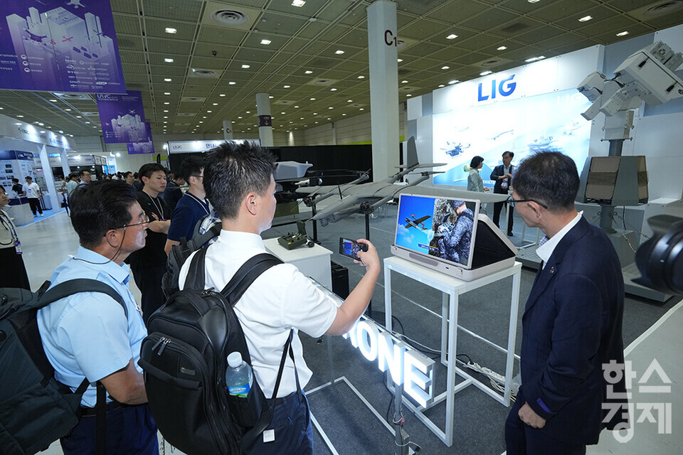 17일 오전 서울 강남구 코엑스에서 2024 무인이동체산업엑스포가 개최되고 있다. 참관객들이 LIG넥스원 부스를 살피고 있다. /최대성 기자 dpdaesung@sporbiz.co.kr 2024.07.17.