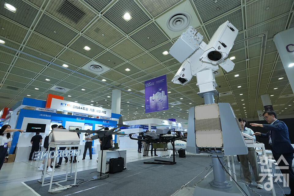 17일 오전 서울 강남구 코엑스에서 2024 무인이동체산업엑스포가 개최되고 있다. 참관객들이 LIG넥스원 부스를 살피고 있다. /최대성 기자 dpdaesung@sporbiz.co.kr 2024.07.17.