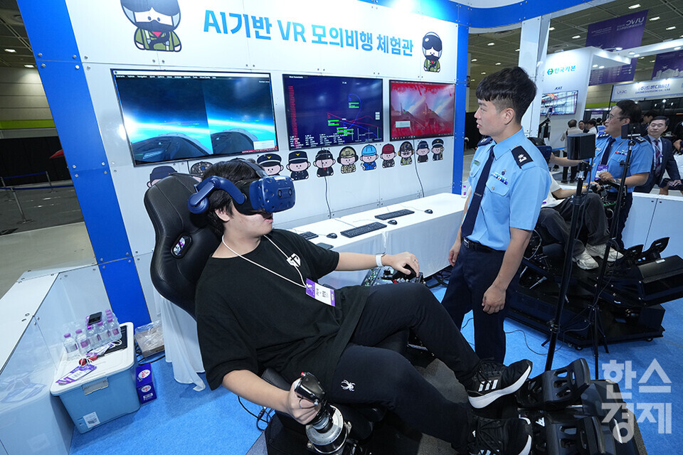 17일 오전 서울 강남구 코엑스에서 2024 무인이동체산업엑스포가 개최되고 있다. 참관객들이 대한민국 공군 부스에서 AI기반 VR 모의비행을 체험하고 있다. /최대성 기자 dpdaesung@sporbiz.co.kr 2024.07.17.