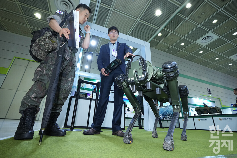 17일 오전 서울 강남구 코엑스에서 2024 무인이동체산업엑스포가 개최되고 있다. 한 참관객이 대한민국 육군 부스에서  다족형 로봇에 대한 설명을 듣고 있다. /최대성 기자 dpdaesung@sporbiz.co.kr 2024.07.17.