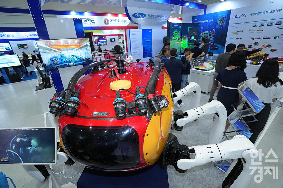 17일 오전 서울 강남구 코엑스에서 2024 무인이동체산업엑스포가 개최되고 있다. 참관객들이 KRISO 선박해양플랜트연구소에서 해양무인이동체 크랩스터200을 살피고 있다. /최대성 기자 dpdaesung@sporbiz.co.kr 2024.07.17.
