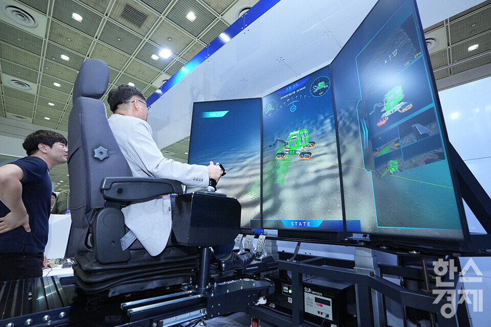 17일 오전 서울 강남구 코엑스에서 2024 무인이동체산업엑스포가 개최되고 있다. 참관객들이 KRISO 선박해양플랜트연구소에서 해양로봇 가상물리운용시스템을 체험하고 있다. /최대성 기자 dpdaesung@sporbiz.co.kr 2024.07.17.