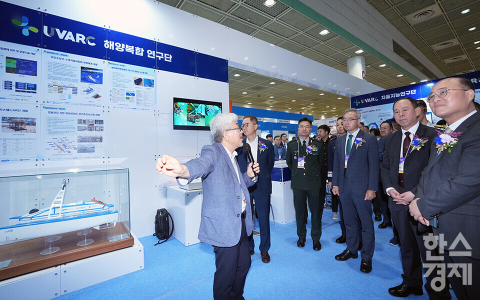 17일 오전 서울 강남구 코엑스에서 2024 무인이동체산업엑스포가 개최되고 있다. 이창윤 과학기술정보통신부 제1차관을 비롯한 주요 내빈들이 해양복합 연구단 부스에서 설명을 듣고 있다. /최대성 기자 dpdaesung@sporbiz.co.kr 2024.07.17.