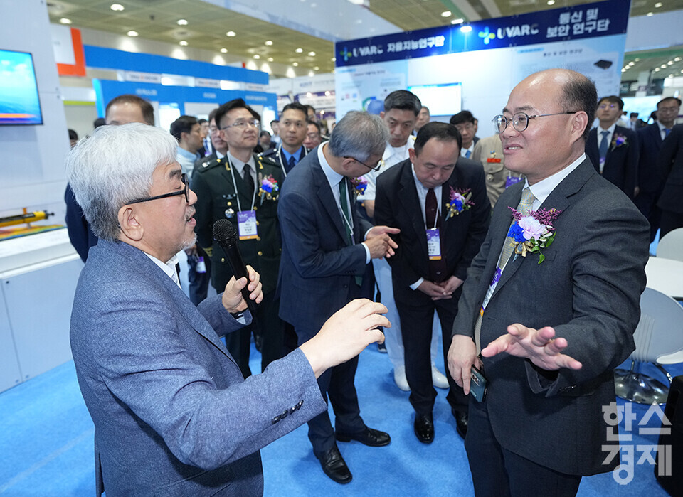 17일 오전 서울 강남구 코엑스에서 2024 무인이동체산업엑스포가 개최되고 있다. 이창윤 과학기술정보통신부 제1차관이 해양복합 연구단 부스에서 관련 설명을 듣고 있다. /최대성 기자 dpdaesung@sporbiz.co.kr 2024.07.17.