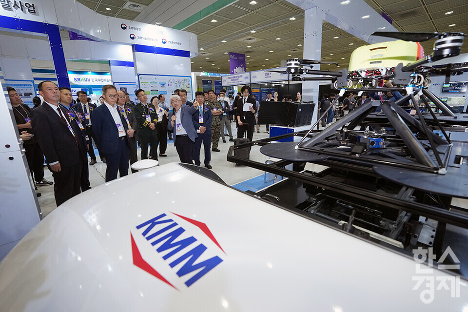 17일 오전 서울 강남구 코엑스에서 2024 무인이동체산업엑스포가 개최되고 있다. 이창윤 과학기술정보통신부 제1차관을 비롯한 주요 내빈들이 한국기계연구원 부스에서 설명을 듣고 있다. /최대성 기자 dpdaesung@sporbiz.co.kr 2024.07.17.