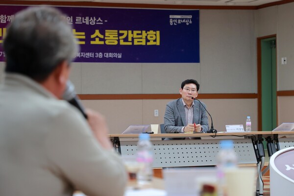 이상일 용인특례시장이 16일 처인구 포곡읍 주민과 소통간담회를 열고 지역 현안을 청취했다./용인특례시 제공