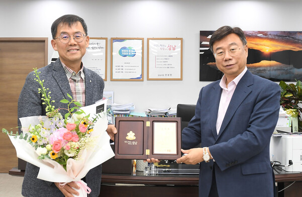 최근 분당판교청소년수련관 수영장에서 물에 빠져 의식을 잃은 10대 박모 군을 인공 호흡으로 구조한 김재광 의사(왼쪽)에게 감사패를 전달했다./ 성남시 제공 