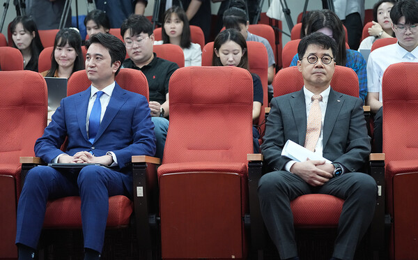 박상규 SK이노베이션 사장(오른쪽)과 추형욱 SK E&S 사장(왼쪽)은 18일 SK서린빌딩에서 진행된 합병 기자간담회에서 양사의 합병 배경과 전망을 ‘시너지’란 단어로 요약했다. / 최대성 기자