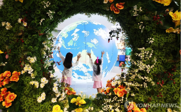 수원 '기후변화체험전'에서 어린이들이 전시물을 관람하고 있다. / 연합뉴스