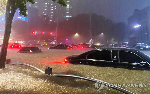 국민들은 기후변화를 가장 중요한 환경문제라고 생각하고 있는 것으로 나타났다. 또 환경문제를 해결하기 위해 가장 필요한 것은 정부의 환경 규제 강화라고 인식하는 것으로 조사됐다. / 연합뉴스