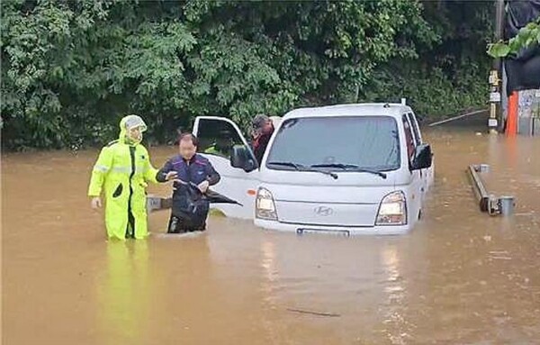 2023년 호우와 태풍으로 인한 사망, 실종 등 인명 피해가 총 53명으로 2011년 이후 최대를 기록했다. 사진은 호우로 침수된 차량에서 구조되는 시민들. / 사진=연합뉴스