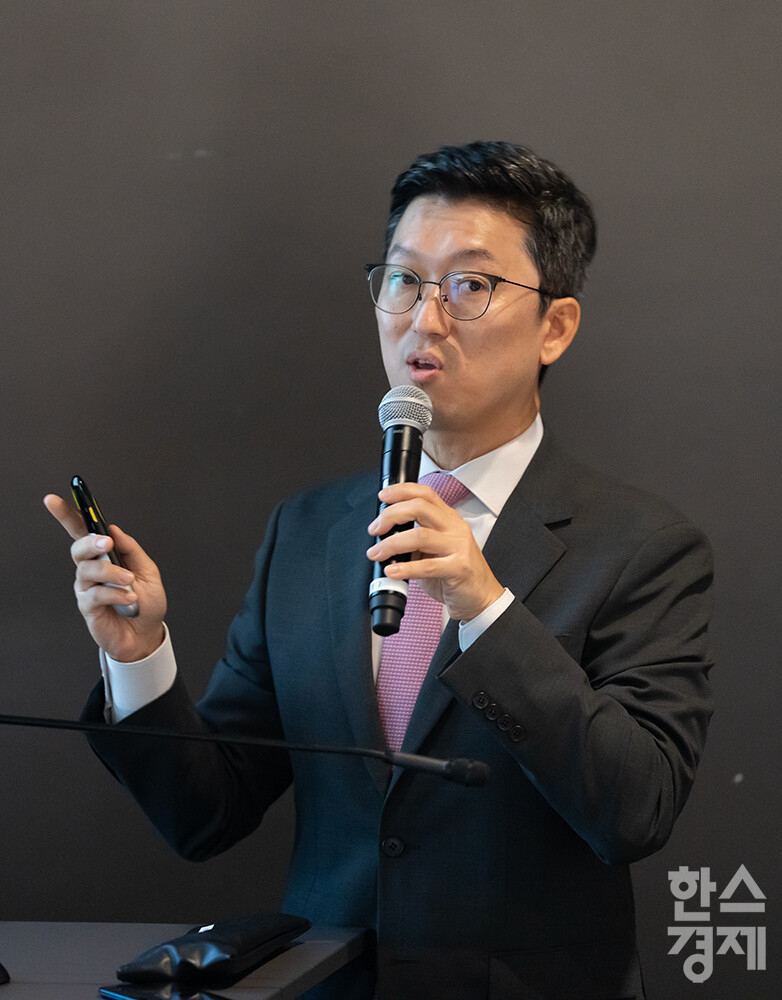 22일 오후 서울 여의도 Two IFC 더포룸 브룩필드홀에서 한국기업거버넌스포럼이 열리고 있다. 이날 '두산그룹 케이스로 본 상장회사 분할 합병 제도의 문제점'을 주제로 진행된 세미나에서 천준범 와이즈포레스트 대표 겸 한국기업거버넌스포럼 부회장이 주제발표를 하고 있다.  /최대성 기자 dpdaesung@sporbiz.co.kr 2024.07.22.