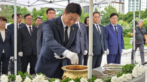 제11대 의회 후반기 의장단은 이날 취임식 직후 현충탑을 참배하며 공식 의정활동에 착수했다./ 김두일 기자