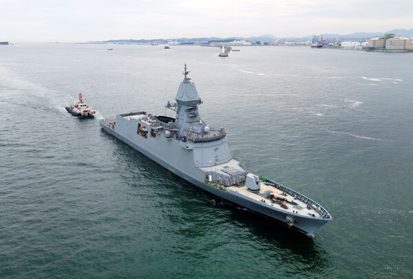 HD현대중공업이 건조해 올해 말 해군에 인도 예정인 차세대 호위함(울산급 Batch-Ⅲ) 선도함 ‘충남함'의 시운전 모습 / HD현대중공업 제공