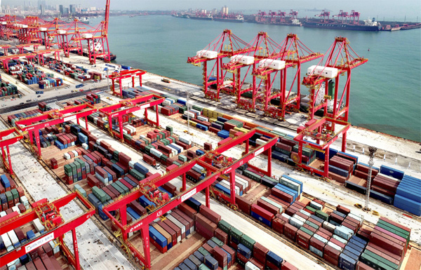 중국 산둥성 르자오항에 선적을 기다리는 컨테이너가 쌓여 있다. / AP 연합뉴스 제공