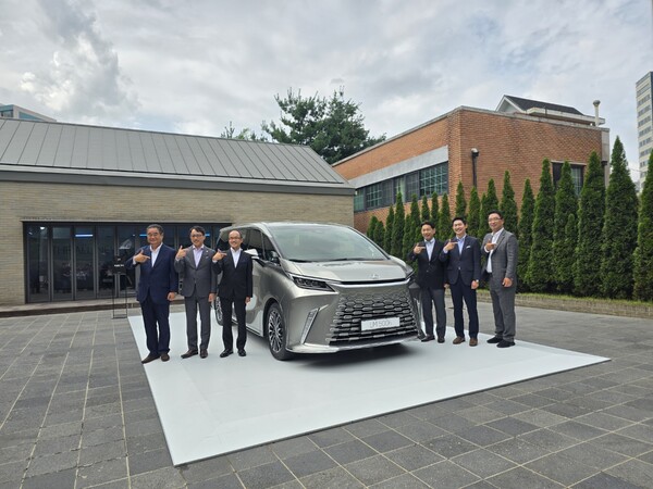 24일 렉서스 코리아는 서울 강남구 앤헤이븐에서 미디어를 대상으로 디 올 뉴 LM 500h 런칭 행사를 열었다. /박시하 기자