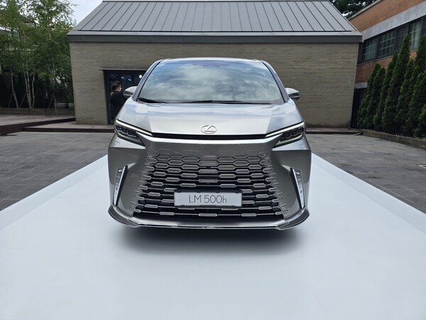 24일 렉서스 코리아는 서울 강남구 앤헤이븐에서 미디어를 대상으로 디 올 뉴 LM 500h 런칭 행사를 열었다. /박시하 기자
