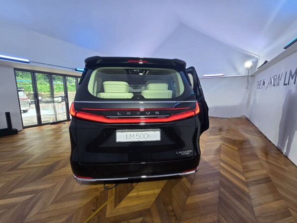 24일 렉서스 코리아는 서울 강남구 앤헤이븐에서 미디어를 대상으로 디 올 뉴 LM 500h 런칭 행사를 열었다. /박시하 기자