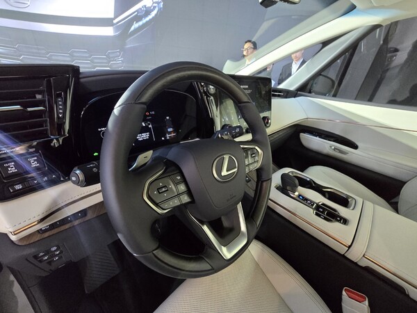 24일 렉서스 코리아는 서울 강남구 앤헤이븐에서 미디어를 대상으로 디 올 뉴 LM 500h 런칭 행사를 열었다. /박시하 기자