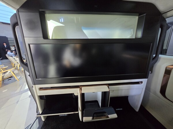 24일 렉서스 코리아는 서울 강남구 앤헤이븐에서 미디어를 대상으로 디 올 뉴 LM 500h 런칭 행사를 열었다. /박시하 기자